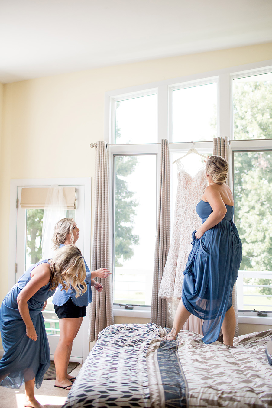 bridesmaids in the bridal suite at the inn at salem country club