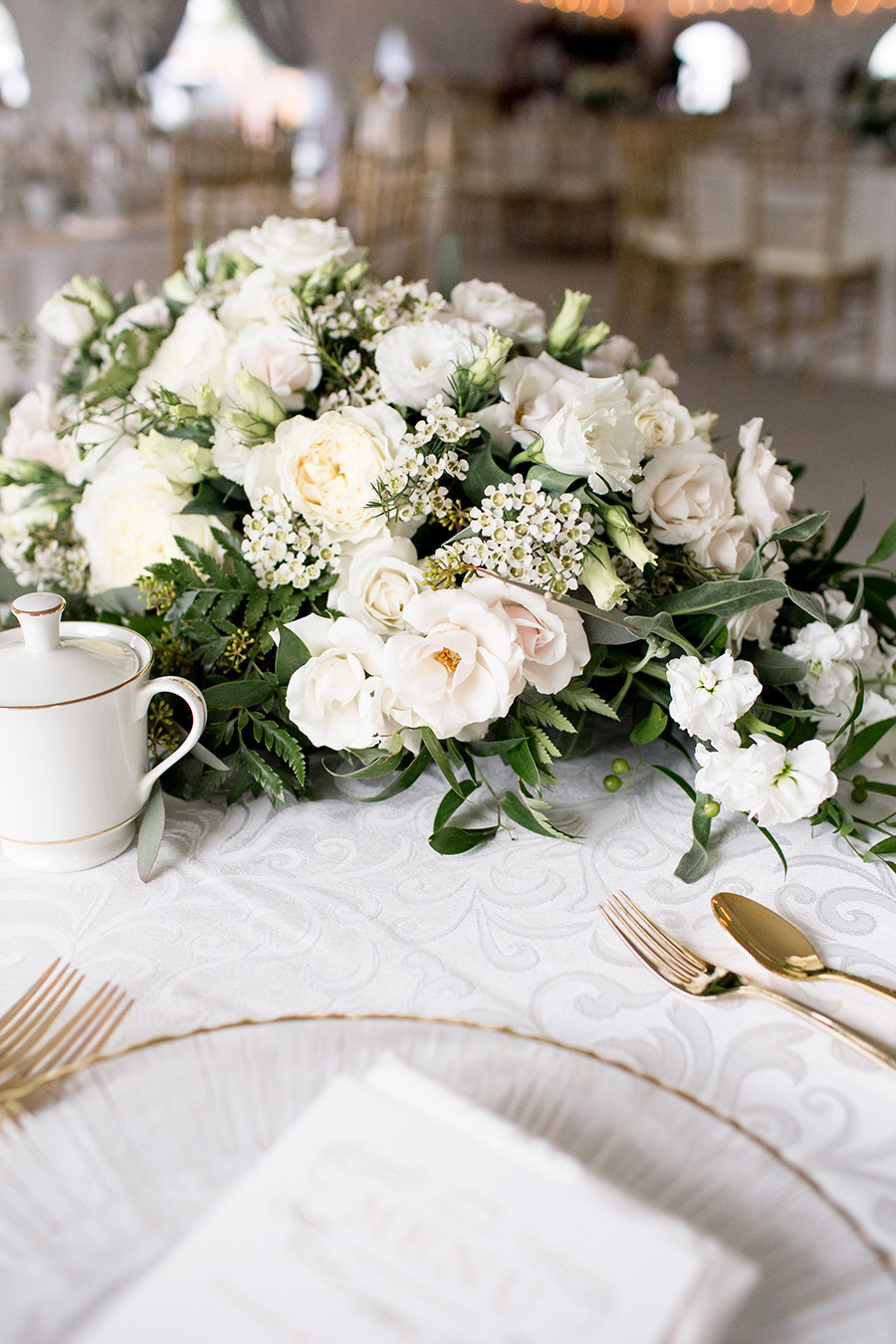 white and gold gatsby-inspired wedding decor at Chateau Bu-De